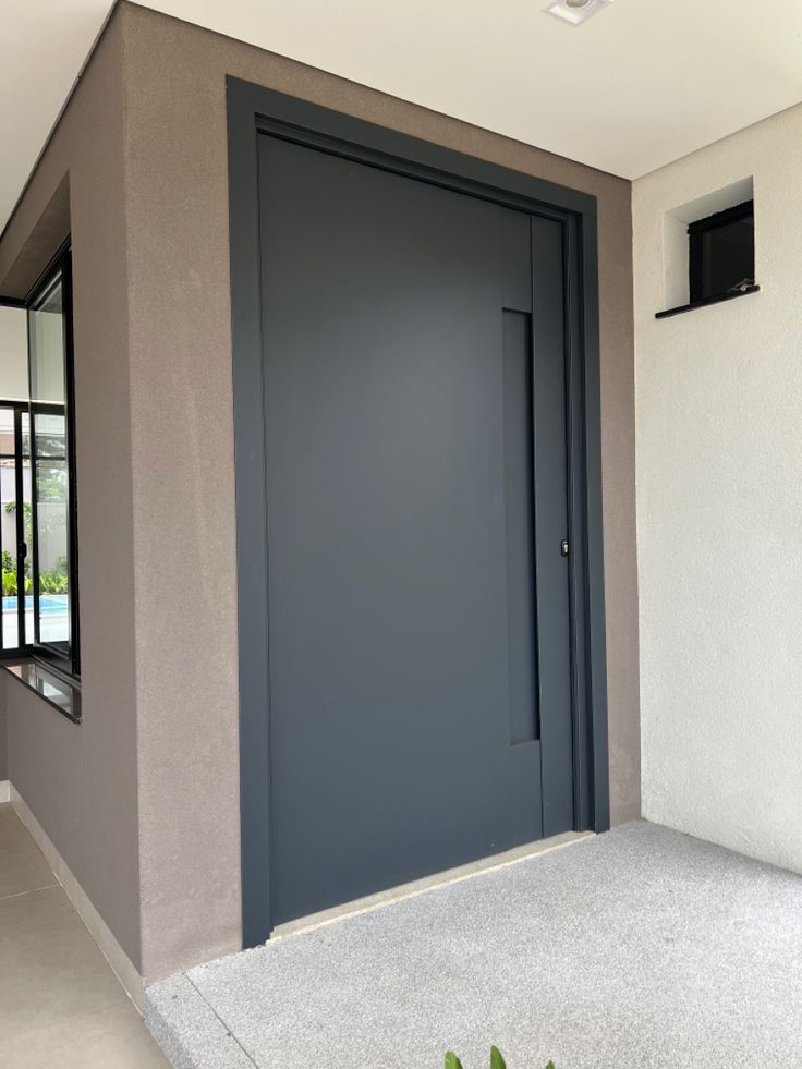 Porta externa pivotante sob medida de alto padrão — BR Portas